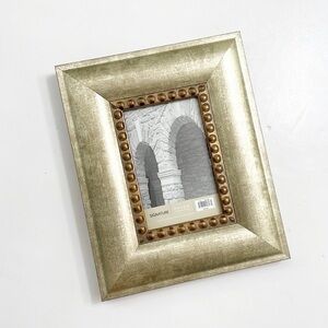Signature grommet picture frame